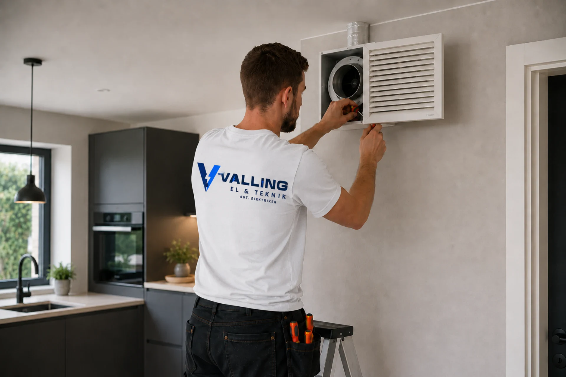 Elektriker installerer ventilationssystem i hjemmet.
